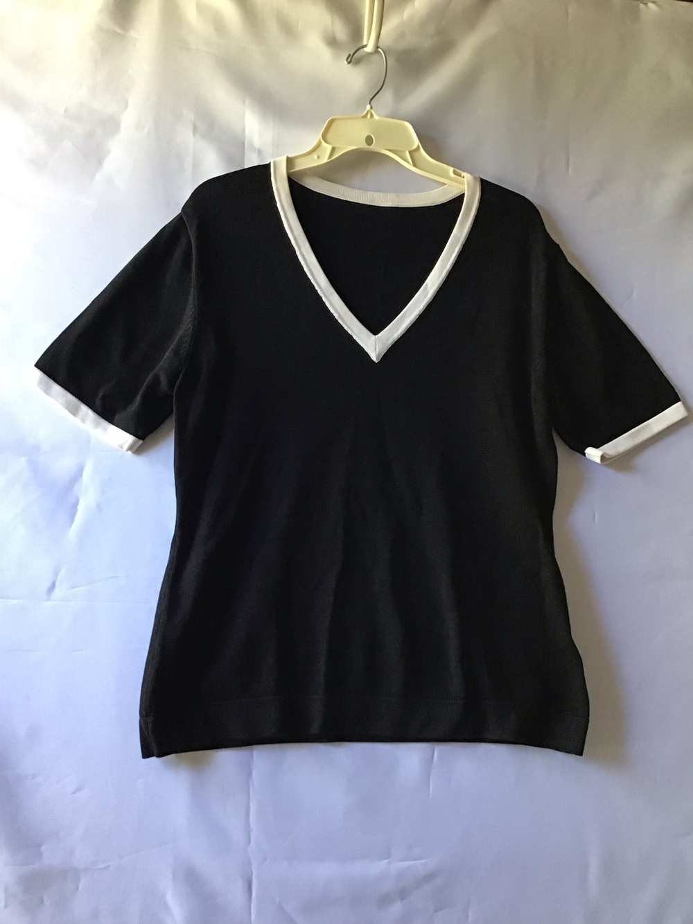 147 Elegant Black V-Neck Women's Top